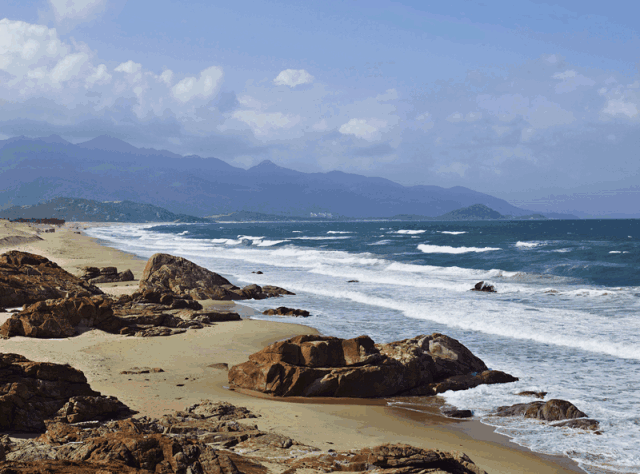 一朵接一朵浪花拍打在礁石上,溅起一片片绮丽的水花,形成极具特色的