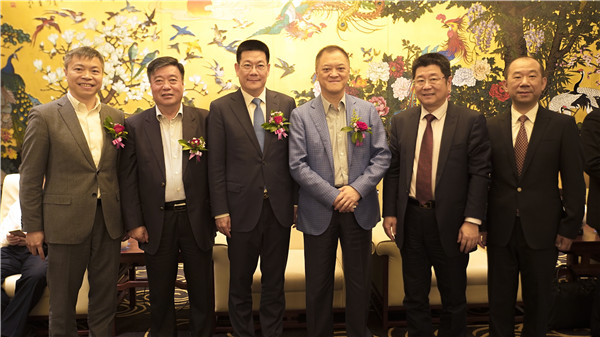 致敬行业传奇领军者 李思廉与张力获授予"致敬地产20年风云人物"